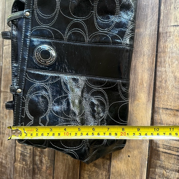 Black patent leather Coach shoulder bag - Picture 8 of 13